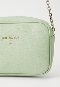 Borsa a spalla in pelle testurizzata verde con logo dorato. Presenta bordi arrotondati e una tracolla a catena per versatilità e stile.