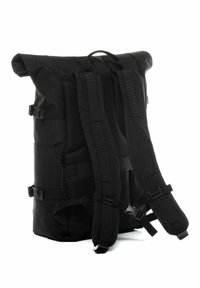 Zaino roll-top nero realizzato in tessuto resistente, dotato di spallacci in rete imbottita, fibbie regolabili e tasca laterale con zip.