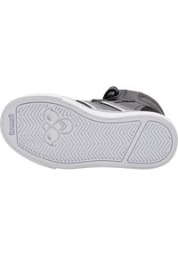 Schwarzer Sneaker mit weißer Sohle und Zickzackprofil, verfügt über ein glattes Obermaterial, auffällige Nähte und seitliche Streifen für zusätzliche Details.