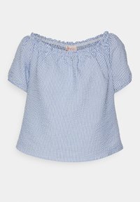 Blusa off-the-shoulder azul e branca com riscas, com decote franzido e mangas curtas, feita de tecido leve.