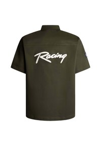 Camisa de manga corta de color verde oliva con cuello puntiagudo, con texto bordado en blanco "Racing" en la parte posterior y un pequeño logo en la manga.