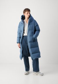 Marc O'Polo PUFFER COAT WITH HOOD SIDE SLITS WITH ZIPPER WELT POCKETS BACKPACK BELTS - Dūnu mētelis - hazy blue