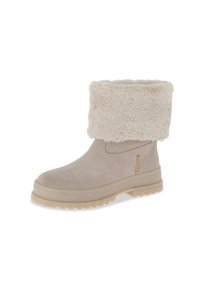 Botín de ante beige con un puño de color crema peludo, punta redondeada y suela de goma texturizada. Presenta un detalle de costura a lo largo del borde.