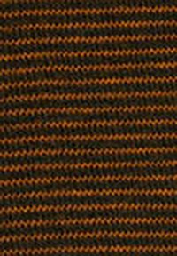 Tessuto lavorato a maglia con strisce alternate di marrone scuro e arancio bruciato. La texture appare morbida con un motivo coerente in tutto il tessuto.