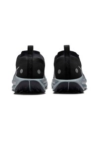 Zapatillas deportivas negras con parte superior de malla, acentos reflectantes y suela gris con muescas profundas para tracción. Tirador negro en el talón.