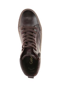 Bruine leren high-top sneaker met een gestructureerde oppervlakte, ronde neus en zijrits. Veters in bijpassende kleur en rubberen buitenzool.