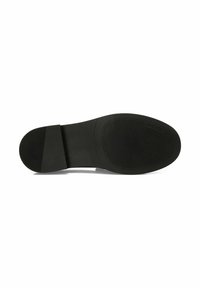 Semelle de chaussure en caoutchouc noir avec une surface texturée et nervurée. Présente une zone de talon lisse et un design plat sans marquage visible.
