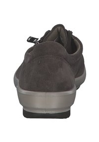 Scarpa in suede grigio con retro arrotondato, dotata di una zip decorativa. La suola è di un grigio chiaro con una parte inferiore testurizzata nera per una migliore aderenza.