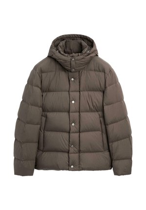 Hnědá prošívaná bunda s kapucí, vybavená přezkami na cvoky a hladkým povrchem, vhodná na nošení v chladném počasí.