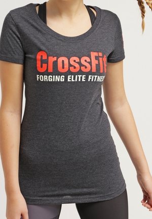 Graues Baumwoll-T-Shirt mit rundem Halsausschnitt. Mit rotem und weißem Aufdruck "CrossFit" und "FORGING ELITE FITNESS". Slim Fit Design.