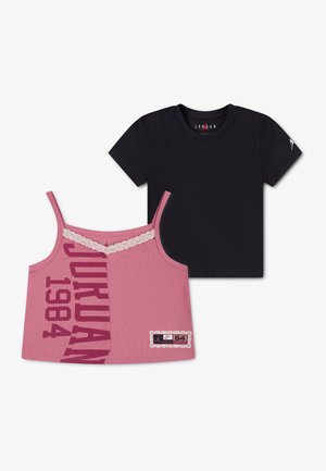 Sort kortærmet t-shirt bag en pink tanktop med blondekant, ""Jordan 1984""-tekst og et lille mærke nederst til højre.
