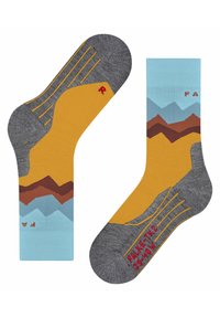 Calzini colorati a crew con motivo montano. Presentano sezioni grigie, gialle e blu, con accenti texturizzati e marcature di dimensione.
