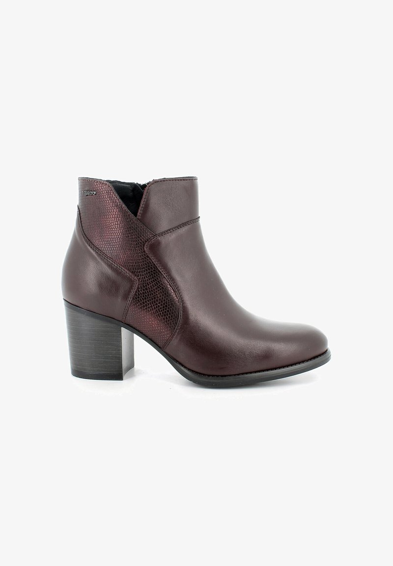 Stivaletto borgogna con un motivo testurizzato e finitura liscia, caratterizzato da un tacco a blocco e una zip laterale per una facile calzata.