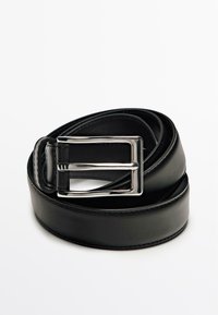 Zwarte leren riem met een slank, gepolijst zilveren rechthoekige gesp. De riem is glad met zichtbare stiksels langs de randen.