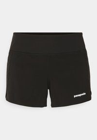 Sorte sportshorts med en bred talje, lavet af strækbart stof. Har en sideslids og et lille hvidt "Patagonia" logo nederst til venstre.