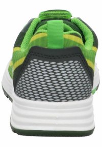 Zielono-czarne buty sportowe z siateczkową cholewką, teksturowanym wzorem, paskowanym motywem, wyściełanym kołnierzem i białą podeszwą.
