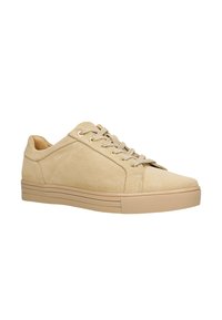 Sneakers in suede beige con punta rotonda, lacci anteriori e occhielli color oro. Presentano una suola in gomma liscia con scanalature orizzontali.