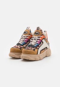 Sneaker multicolori con una miscela di tessuto a stampa leopardata e camoscio. Presentano una suola spessa, lacci bianchi e un etichetta con il marchio sul linguetta.