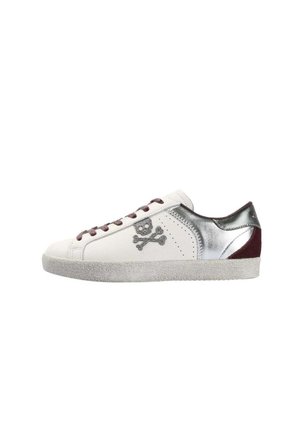 Zapatilla blanca de corte bajo con cordones granate, panel plateado en el talón y diseño de calavera y tibias cruzadas en el lateral.