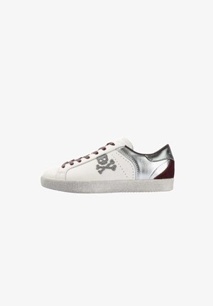 Zapatilla blanca de corte bajo con cordones granate, panel plateado en el talón y diseño de calavera y tibias cruzadas en el lateral.