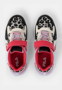 Sneaker con stampa leopardata, dettagli neri, cinturino e lacci rosa, dettagli azzurri chiari, suola testurizzata e interno imbottito rosso.