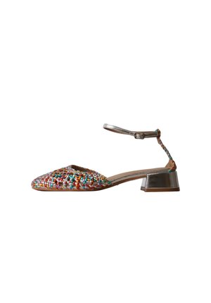 Chaussure plate multicolore tissée avec bride argentée à la cheville et petit talon bloc, côtés ouverts et bout fermé pointu.