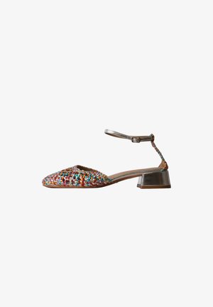 Chaussure plate multicolore tissée avec bride argentée à la cheville et petit talon bloc, côtés ouverts et bout fermé pointu.