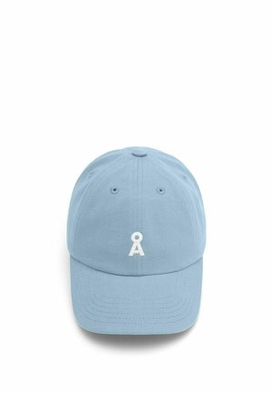 Cappellino da baseball azzurro chiaro con visiera curva e lettera bianca ricamata «Å» centrata sul pannello frontale.