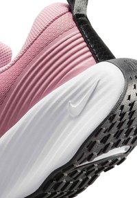 Zapatilla Nike con parte superior de malla rosa, acentos texturizados negros, entresuela blanca y suela de goma negra con pequeñas protuberancias para tracción.