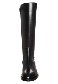 Bota de cuero negro hasta la rodilla con un acabado suave, cremallera lateral y puntera redonda; presenta detalles de costura vertical.