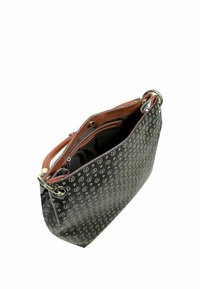 Zwarte handtas met een textuur oppervlak, logo patroon, bruine leren handvaten, zilveren accenten en een open bovenkant die een donkere binnenkant onthult.