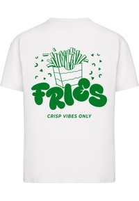 Witte katoenen t-shirt met een groene cartoonstijl grafiek van een frietcontainer, met de tekst "FRIES" en "CRISP VIBES ONLY" eronder.
