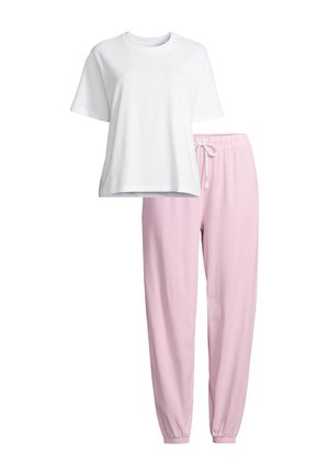T-shirt blanc à manches courtes associé à un pantalon de jogging rose clair à taille élastique, avec un cordon de serrage et des chevilles côtelées.