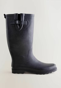 Zwarte waterdichte rubberen regenlaars met een ronde teen, gestructureerde afwerking, verstelbare gespdetails aan de bovenkant en een stevige, getagde zool.