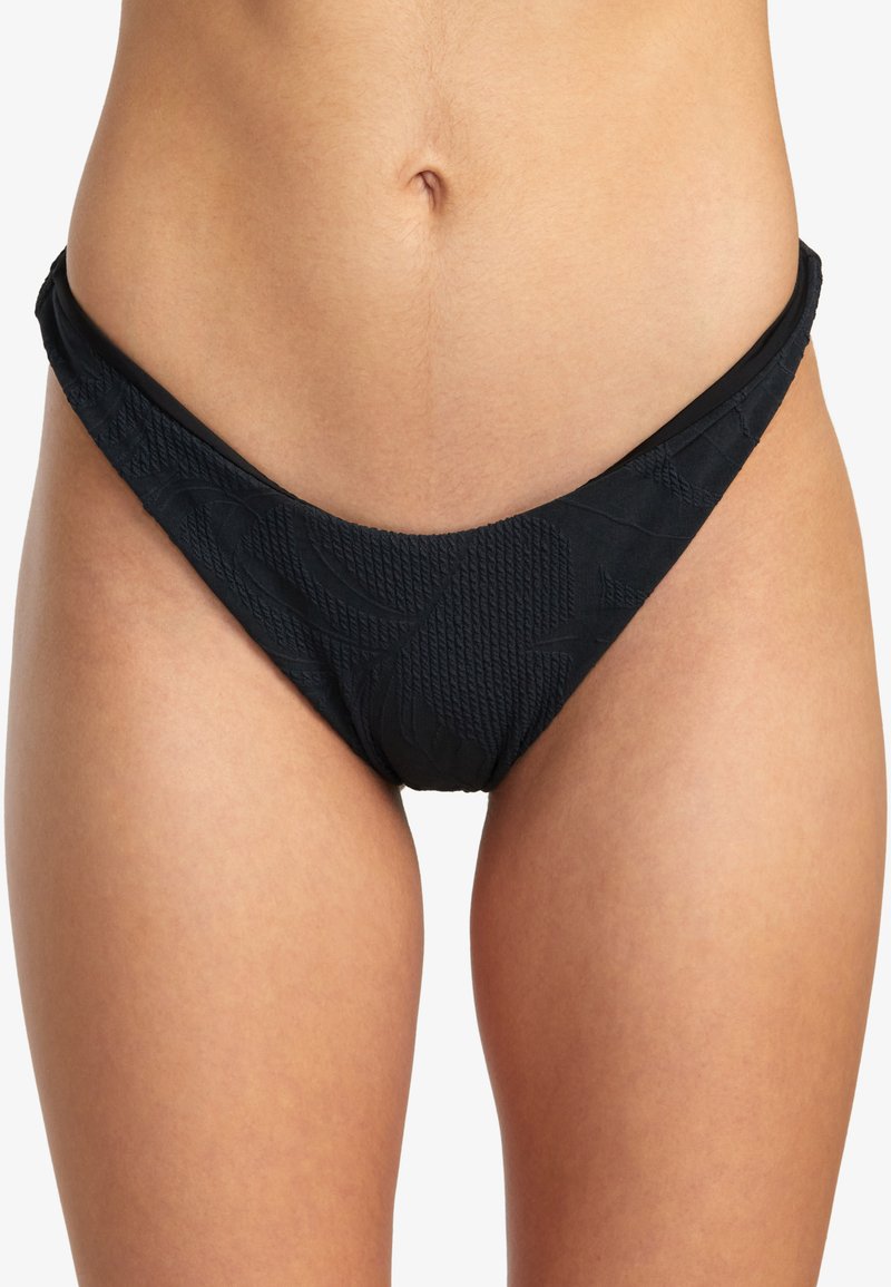 Svart bikiniunderdel med en strukturerad design som visar en blandning av släta och mönstrade ytor, lågt skuren och med minimal täckning.
