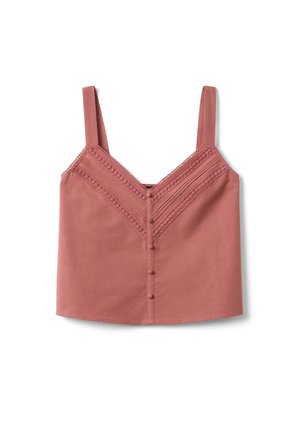 Top court sans manches rose poudré avec col en V, boutons décoratifs verticaux sur le devant et bordure en dentelle le long de l'encolure et des épaules.