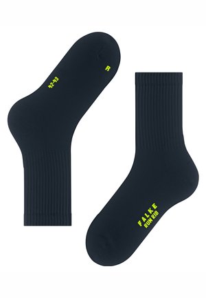Ciemnogranatowe skarpetki z prążkowaną teksturą, z zielonym napisem "FALKE RUN RIB" i oznaczeniami rozmiaru. Gładkie wykończenie i sportowy design.