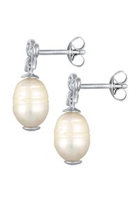 Pärldroppörhängen har ovala, iriserande vita pärlor med subtila åsar, monterade på stift av sterling silver och fjärilbakar.
