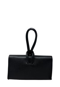 Czarna skórzana torebka o sztywnym prostokątnym kształcie, z teksturowaną powierzchnią oraz pętelkowym uchwytem zamocowanym na środku.