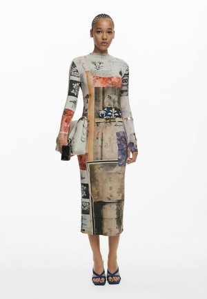 Langsleeve, aangesloten midi-jurk met een collage van bloemen- en tekstprints in gedempte kleuren. De stof is glad met een lichte glans.
