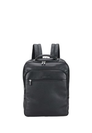 Sac à dos en cuir noir avec bretelles rembourrées, une poignée supérieure et une poche avant zippée, présenté sur un fond blanc.