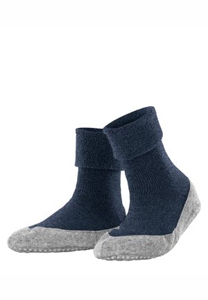 Ciemnoniebieskie skarpetki kapciowe z dzianiny z podwiniętymi mankietami i szarymi antypoślizgowymi podeszwami, pokazane parami i pod kątem.