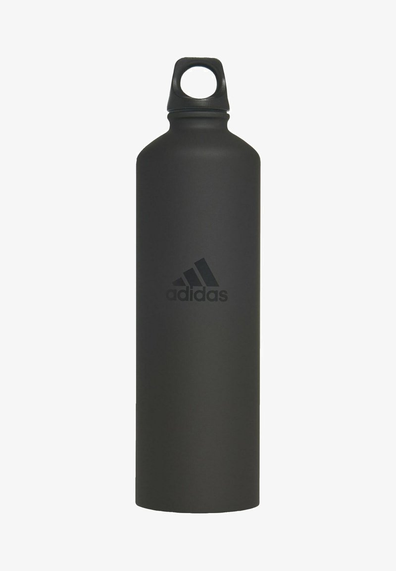 Černá kovová láhev na vodu s matným povrchem, cylindrickým tvarem, úzkým hrdlem a horním držadlem s vyvýšeným logem Adidas.
