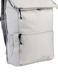 Grauer Stoffrucksack mit Reißverschlusstaschen, Logo auf der Vorderseite, strukturiertem Seitentasche und verstellbaren Trägern. Verfügt über einen oberen Klappdeckelverschluss.
