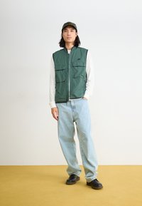 Nike Sportswear TECH WOVEN VEST - Weste - vintage green/dark grey heather/black