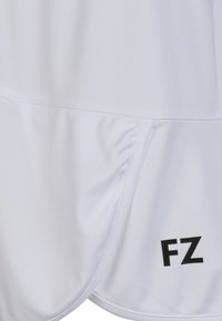 Hvide sports shorts lavet af glat stof, med en syet kant og et sort "FZ" logo på nederste højre side.