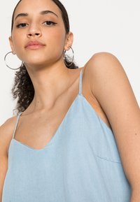 ONLY ONLPEMA CAMMI SINGLET - Top - light blue denim