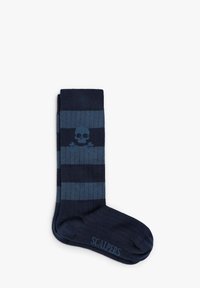 Calcetines a rayas azul marino con un diseño de calavera en el centro y textura acanalada, con la marca impresa cerca del dedo del pie.