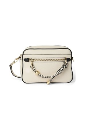 Petit sac bandoulière rectangulaire en cuir crème avec bordure noire, poche à fermeture éclair à l’avant, cordon tressé noir et blanc, et quincaillerie dorée.