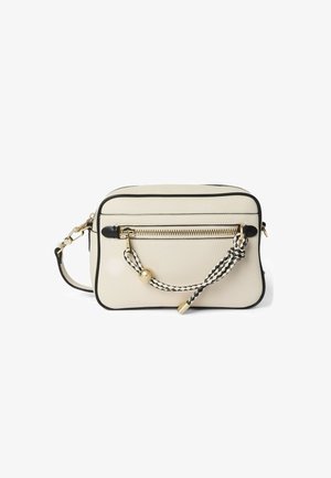 Petit sac bandoulière rectangulaire en cuir crème avec bordure noire, poche à fermeture éclair à l’avant, cordon tressé noir et blanc, et quincaillerie dorée.